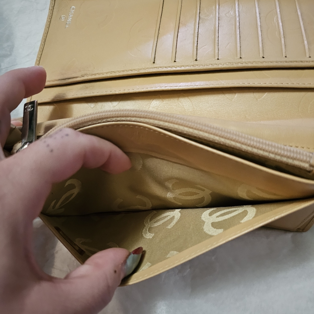 Chanel Cream and Black Cambon Bifold Wallet - Picture 13 of 16
